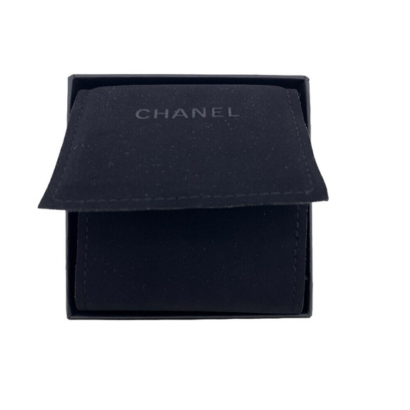 CHANEL Matelasse Turnlock Brooch Black B23C - Picture 8 of 9